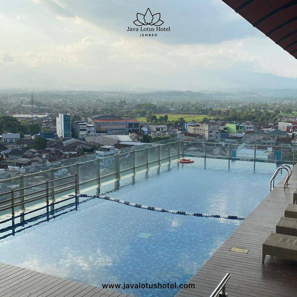 Fasilitas infinity pool di hotel Java Lotus Jember. Instagram/javalotushotel