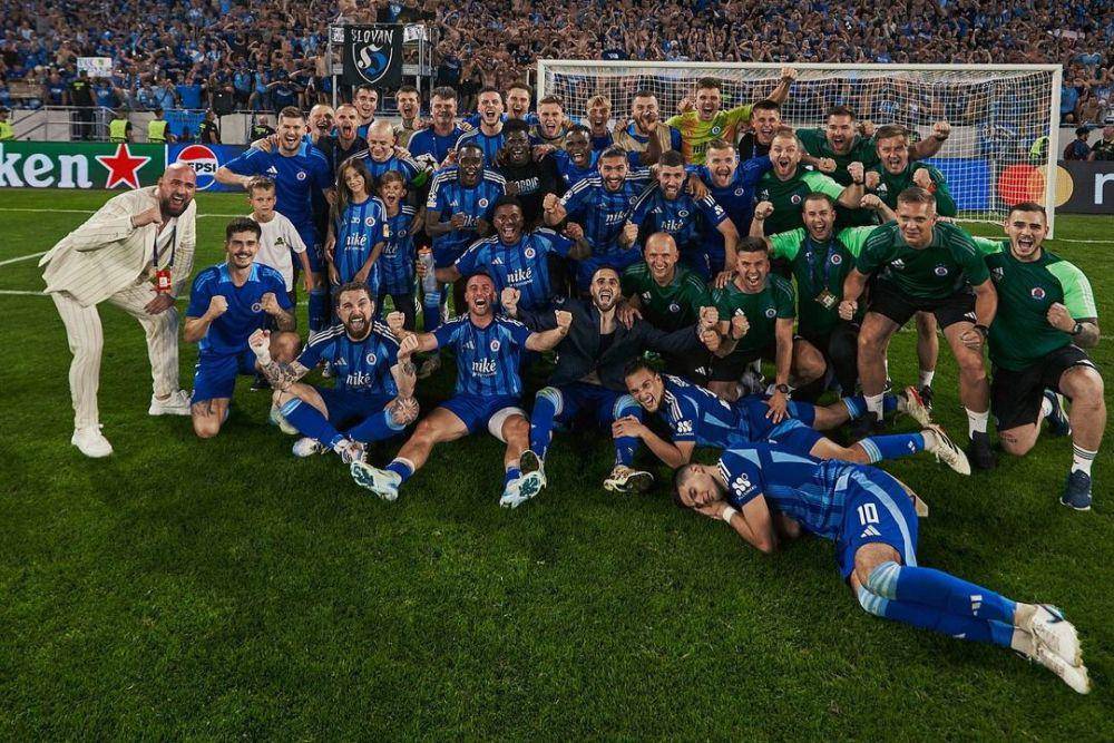 Para pemain dan staf Slovan Bratislava merayakan keberhasilan lolos ke UCL. (instagram.com/skslovanbratislava)