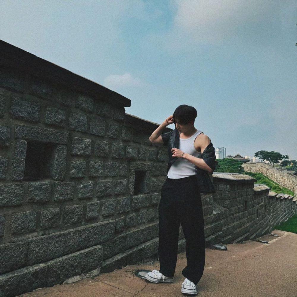 OOTD nuansa hitam putih ala Bang Chan Stray Kids (instagram.com/gnabnahc)