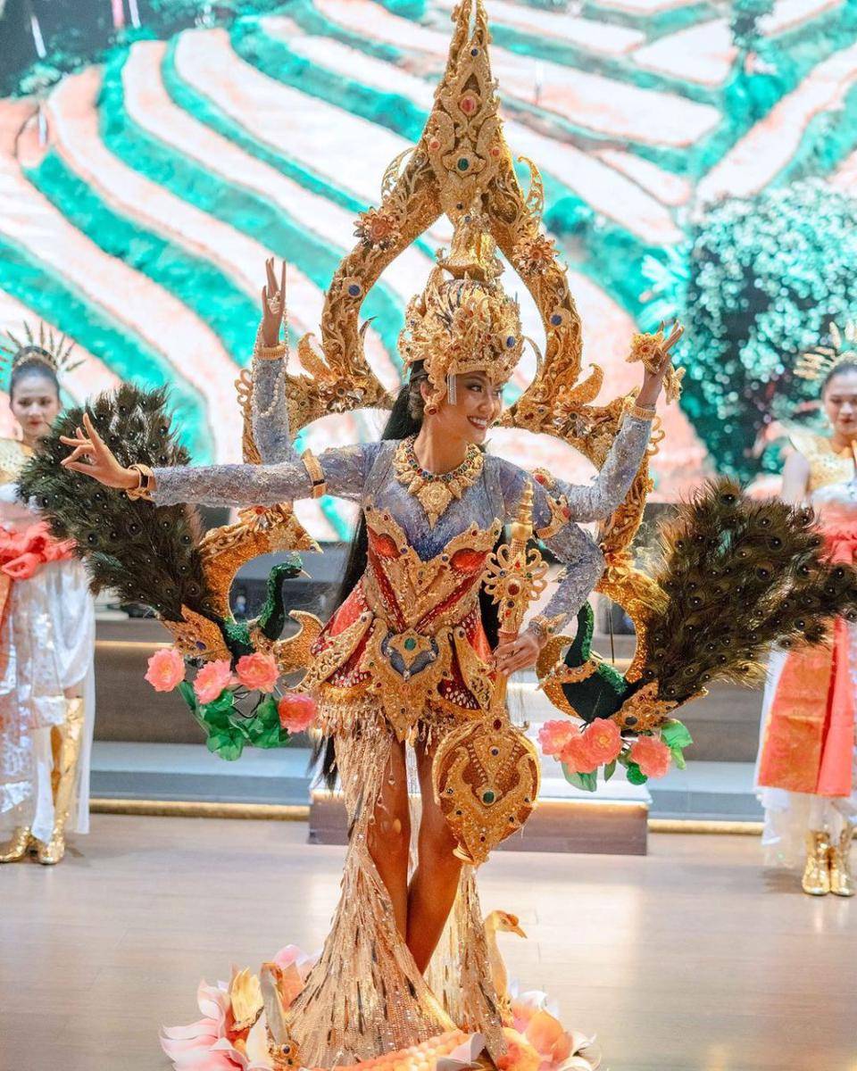 Potret Kostum Nasional Wakil Potret Kostum Nasional Wakil Indonesia di Ajang Miss Cosmo 2024 (Iveen Hermiawan/Instagram.com/officialputeriindonesia) di Ajang Miss Cosmo 2024 (Instagram.com/officialputeriindonesia)
