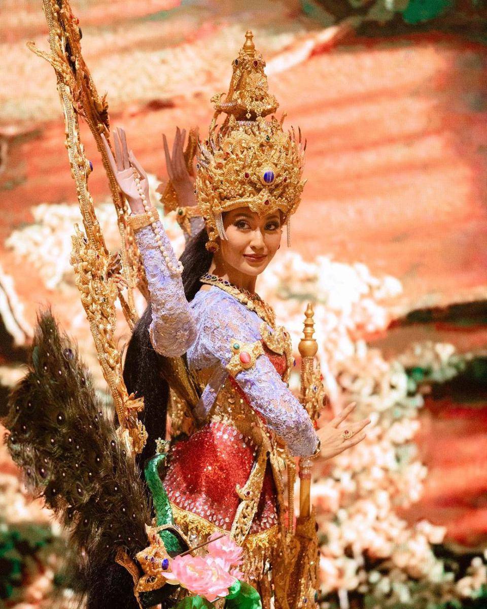 Potret Kostum Nasional Wakil Indonesia di Ajang Miss Cosmo 2024 (Iveen Hermiawan/Instagram.com/officialputeriindonesia)
