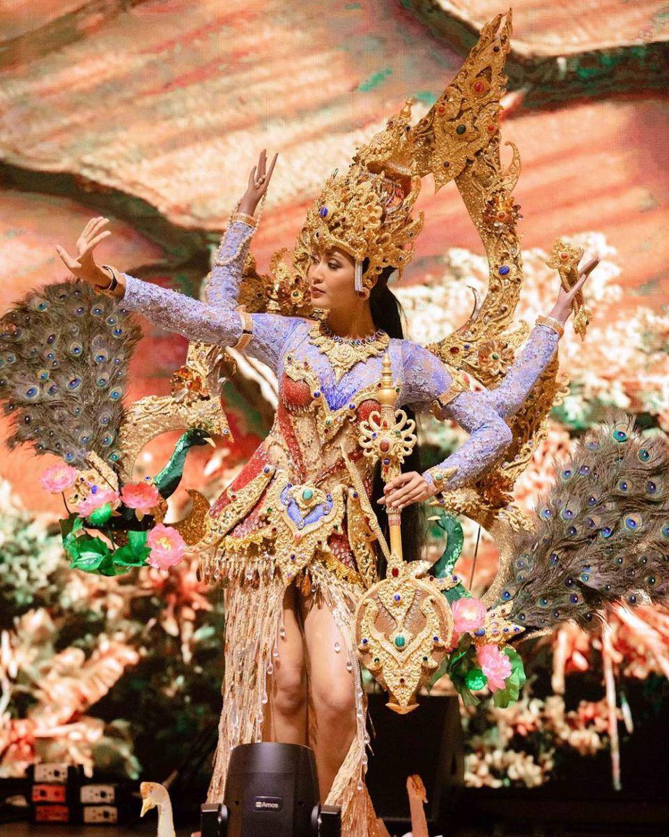 Potret Kostum Nasional Wakil Indonesia di Ajang Miss Cosmo 2024 (Iveen Hermiawan/Instagram.com/officialputeriindonesia)
