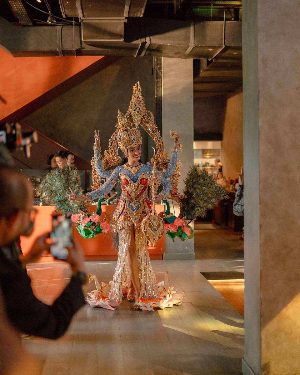 Potret Kostum Nasional Wakil Indonesia di Ajang Miss Cosmo 2024 (Iveen Hermiawan/Instagram.com/officialputeriindonesia)