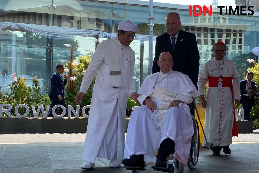 Paus Fransiskus Bahagia dan Terharu atas Sambutan Warga Indonesia