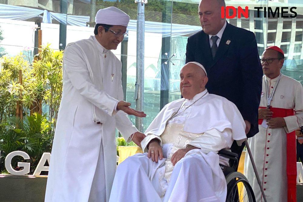 Warga Lepas Kepergian Paus Fransiskus Menuju Bandara