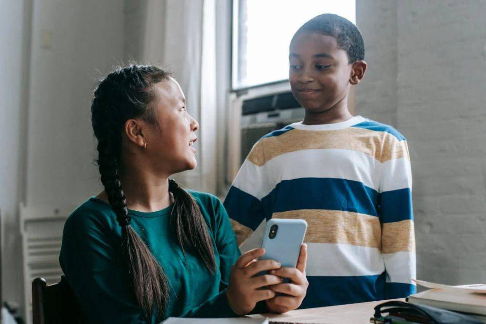 ilustrasi mengajarkan anak etika digital (pexels.com/Katerina Holmes)
