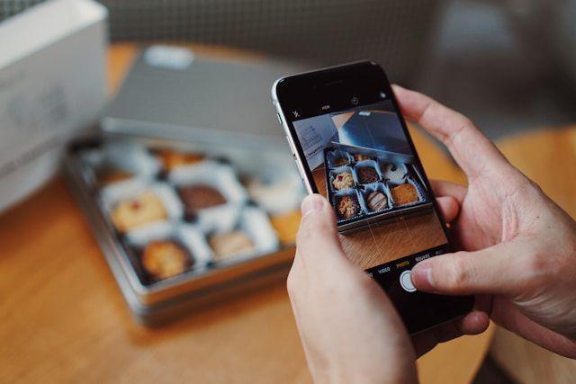 ilustrasi pria memotret barang (unsplash.com/Suganth)