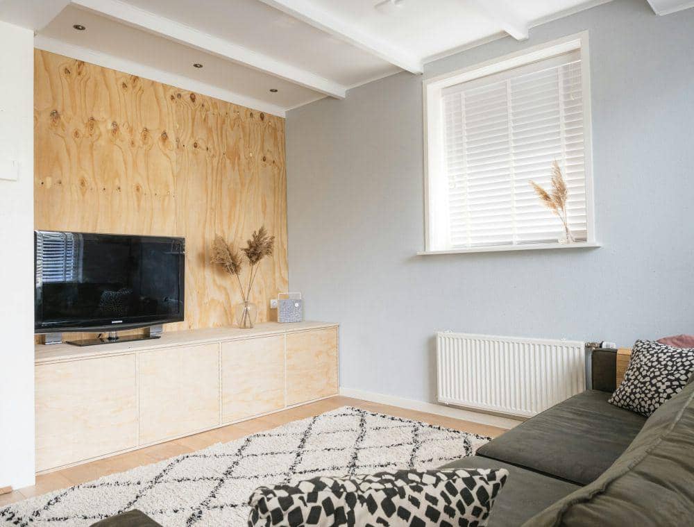 ilustrasi ruang keluarga minimalis yang rapi (unsplash.com/Sven Brandsma)