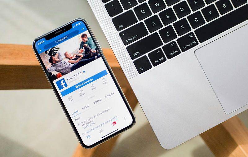 ilustrasi mengakese Facebook dengan kuota lokal (unsplash.com/Timothy Hales Bennett)