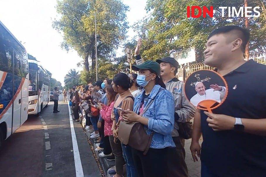 Warga mulai berkumpul di depan Masjid Istiqlal menunggu Paus Fransiskus. (IDN Times/Fauzan)