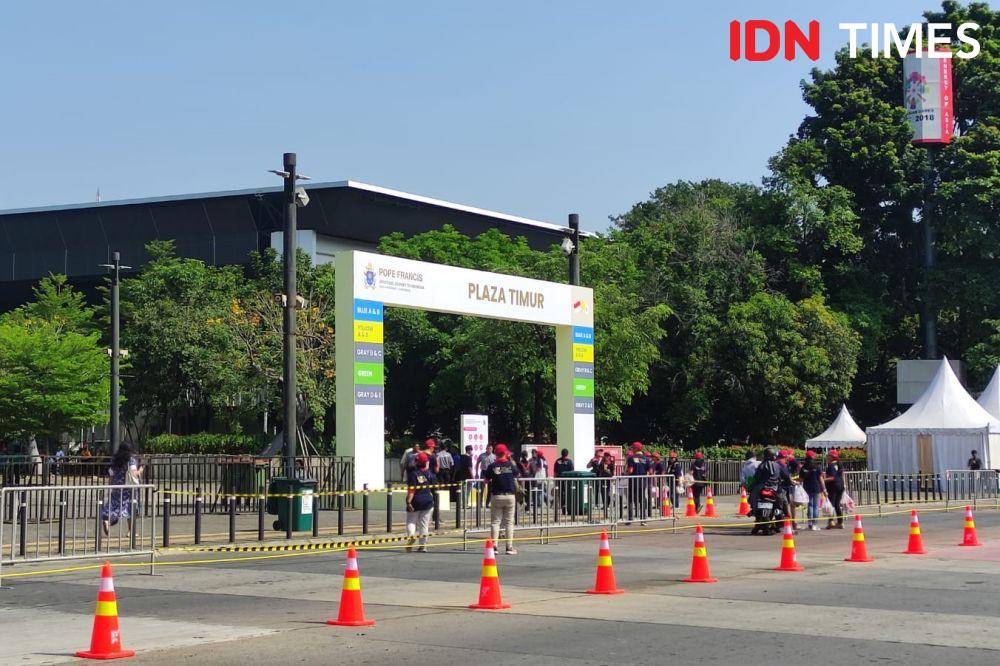 Kondisi pintu masuk Plaza Timur GBK jelang misa bersama Paus Fransiskus (IDN Times/Yosafat Diva Bayu Wisesa)