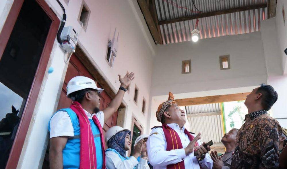 General Manager PLN UID Sulselrabar, Budiono (kiri) beserta jajaran Pemerintah Kabupaten Luwu saat menyalakan rumah salah satu pelanggan di Desa Ilan Batu Uru, Kabupaten Luwu (4/9). (Dok. Istimewa)