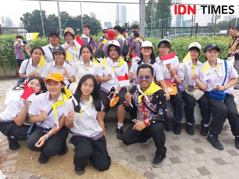 Siswa-siswi dari tingkat SMP-SMA Kampus Santa Angela Bandung antusias mengikuti misa bersama Paus Fransiskus di Gelora Bung Karno pada Kamis (5/9/2024) (IDN Times/Maya Aulia)