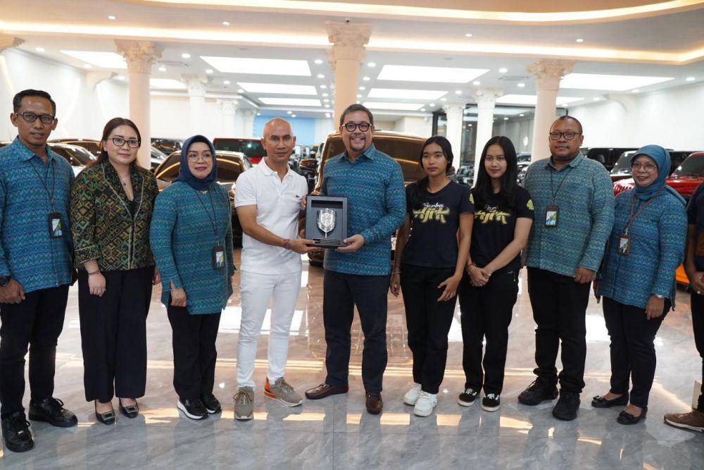 Direktur Pengembangan Investasi BPJS Ketenagakerjaan Edwin Ridwan menyambangi Gusti Ngurah Anom atau yang biasa dikenal dengan Ajik Krisna, owner Krisna Holding Company. (dok. BP Jamsostek)