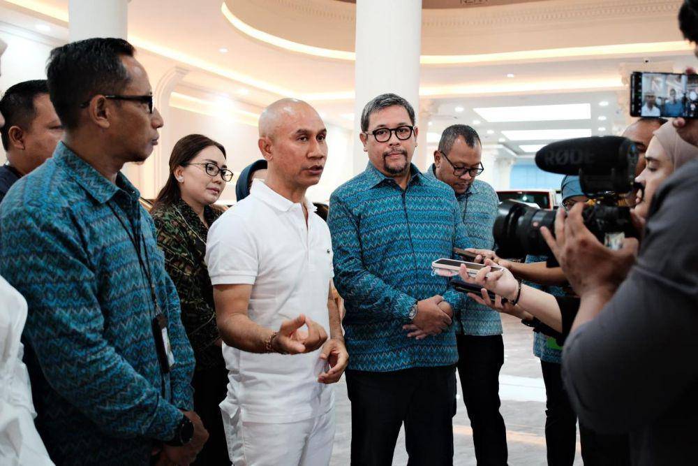 Direktur Pengembangan Investasi BPJS Ketenagakerjaan Edwin Ridwan menyambangi Gusti Ngurah Anom atau yang biasa dikenal dengan Ajik Krisna, owner Krisna Holding Company. (dok. BP Jamsostek)