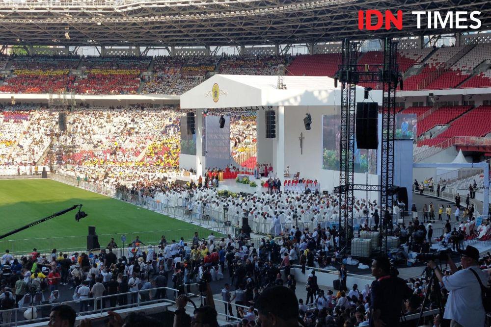 Paus Fransiskus Berkati Anak-Anak Sebelum Tinggalkan Indonesia