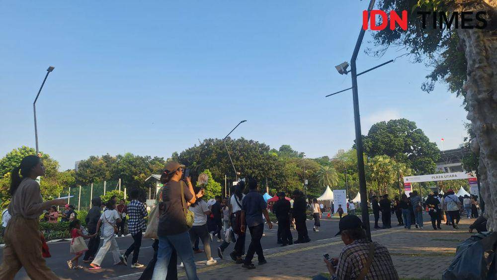 Masyarakat yang masih memadati area luar GBK saat Misa Agung (IDN Times/Lia Hutasoit)