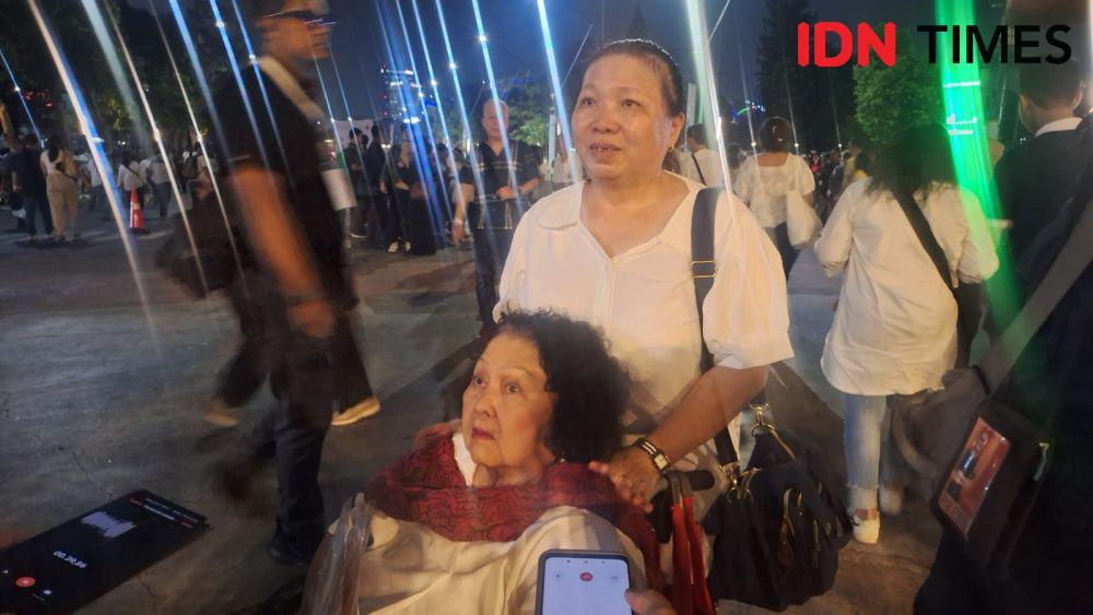 Perjuangan Maria Dorong Ibunya di Kursi Roda Ikut Misa Agung