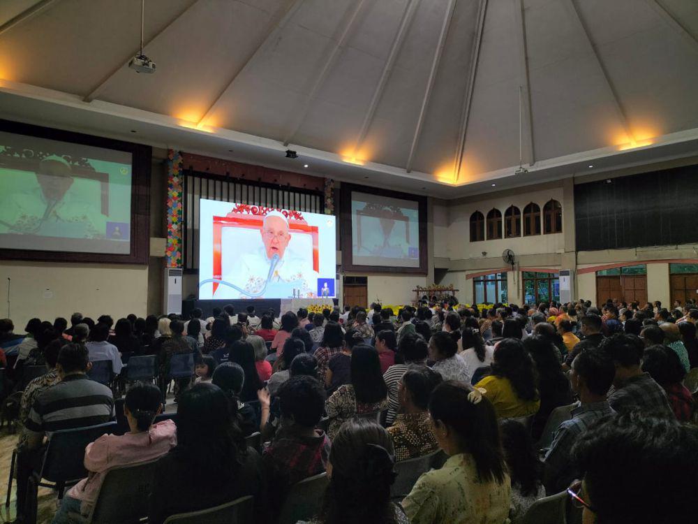 Dipimpin Paus, Khusyuknya Umat Katolik Surabaya Ikut Misa Akbar Online