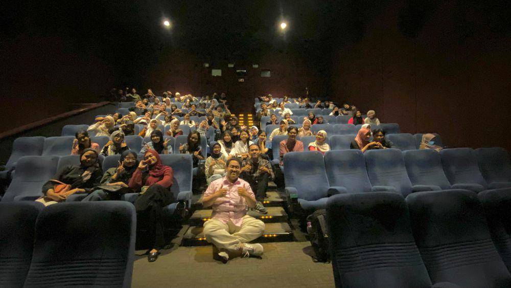 Mahasiswa Unair Nobar Film Seni Memahami Kekasih, Gratis!