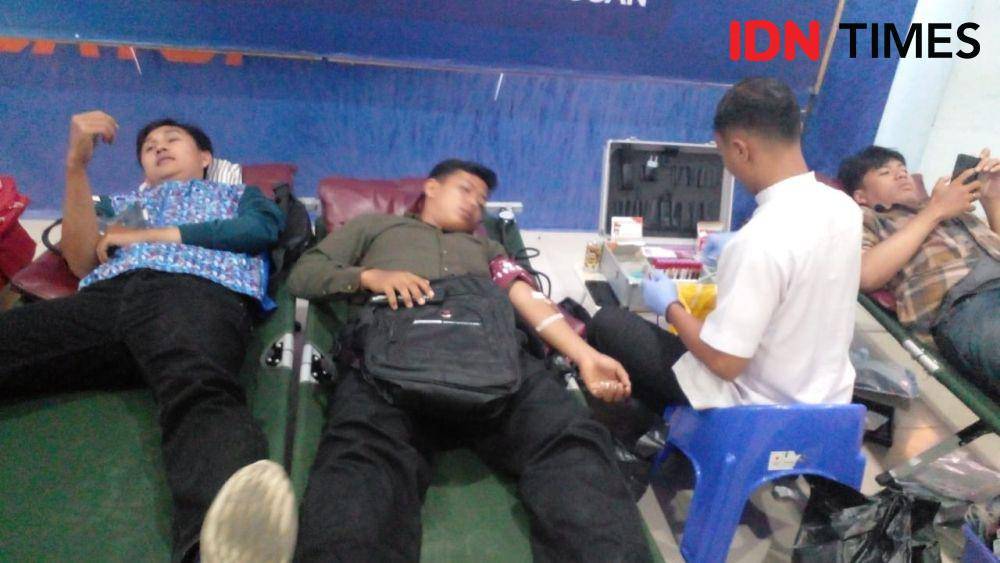Hari Pelanggan Nasional juga menggelar kegiatan sosial donor darah di Kantor XL Center Lampung, Jalan Jenderal Sudirman Nomor 23, Kota Bandar Lampung, Rabu (4/9/2024). (IDN Times/Martin L Tobing).