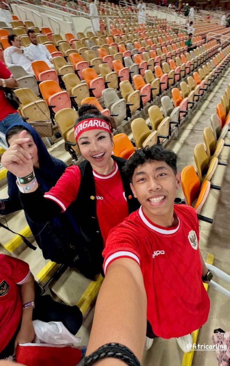 Fitri Carlina umrah dan nonton timnas Indonesia. (instagram.com/fitricarlina)