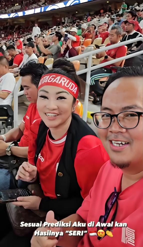 Fitri Carlina umrah dan nonton timnas Indonesia. (instagram.com/fitricarlina)