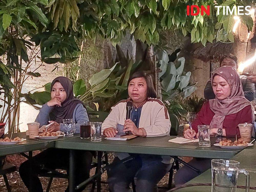 Komisioner Komnas HAM Lampung Anis Hidayah (tengah) saat media briefing terkait pengamatan situasi pra Pilkada Lampung, Kamis (5/9/2024) malam di Oemah Sam, Bandar Lampung (IDN Times/Silviana)