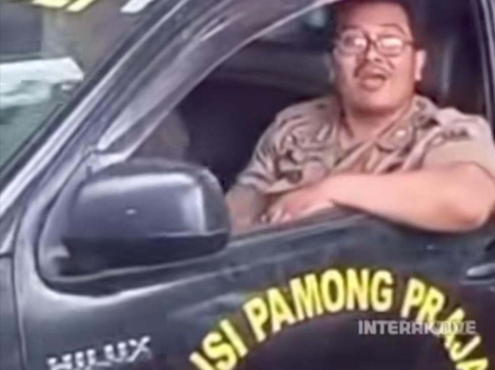 Oknum Satpol PP terima uang dari pedagang. (Istimewa)