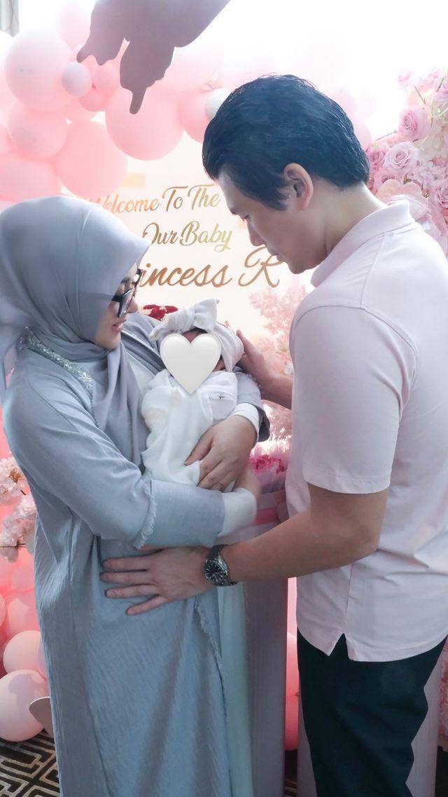 Syahrini momong baby R (Instagram.com/princessyahrini)