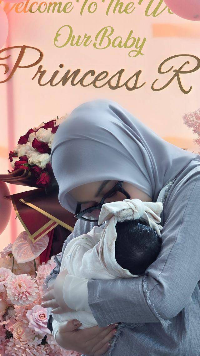 Syahrini momong baby R (Instagram.com/princessyahrini)