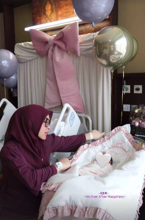 Syahrini momong baby R (Instagram.com/princessyahrini)