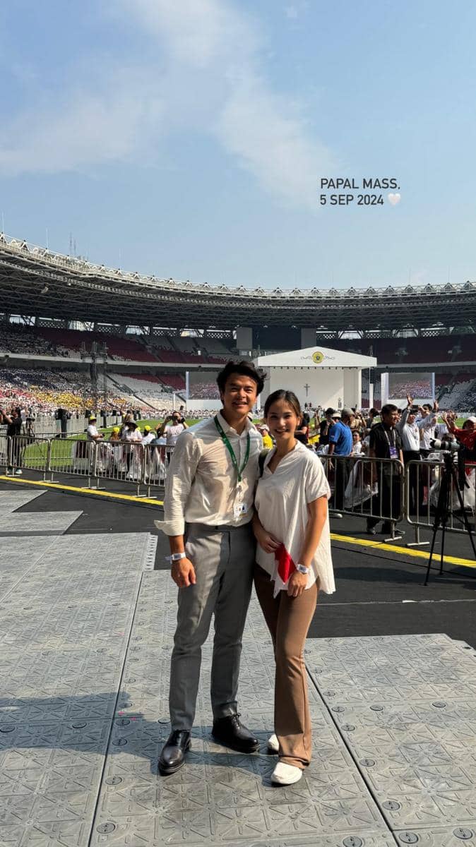 Gaya Artis Pria Saat Misa Akbar Bersama Paus Fransiskus di GBK (Instagram.com/fionaanthony)