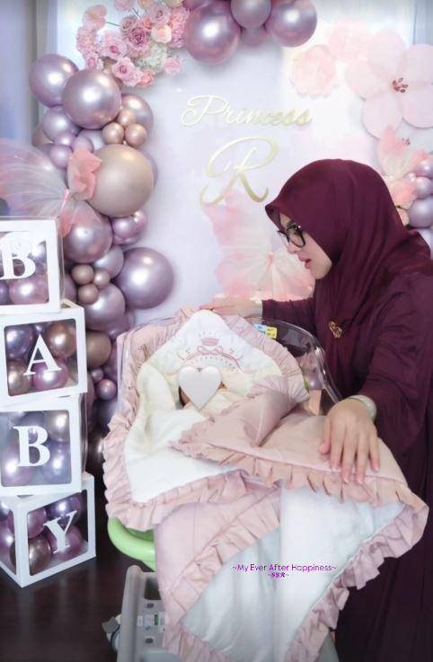 Syahrini momong baby R (Instagram.com/princessyahrini)