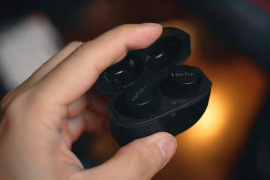 potret Earfun Free Mini (dok. youtube.com/Ray Raditya)