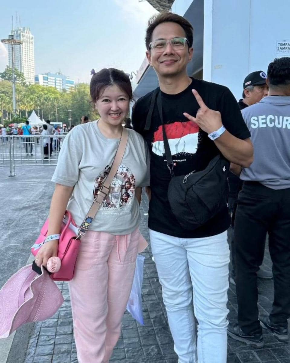 Gaya Artis Pria Saat Misa Akbar Bersama Paus Fransiskus di GBK (Instagram.com/delonthamrinofficial)