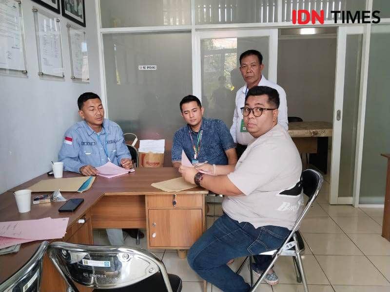 Tersangka HY berkacamatan didampingi petugas kejaksaan (IDN Times/Ervan)
