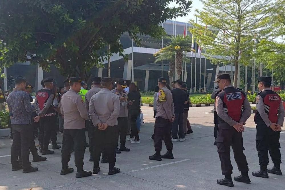 Personel pengamanan Paus Fransiskus di Bandara Soetta  (ANTARA/Azmi Samsul Maarif)