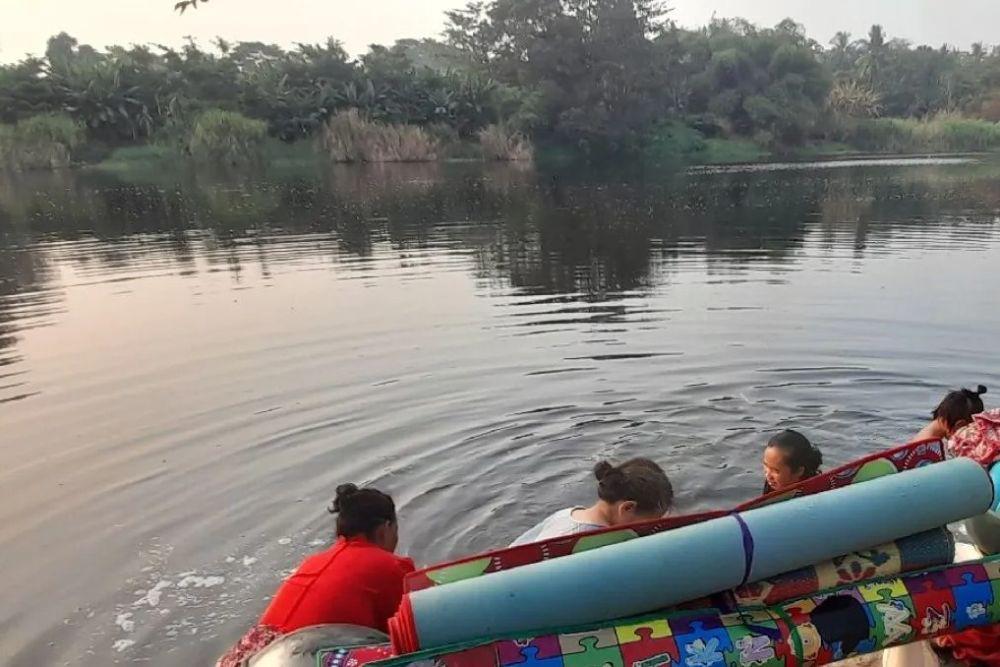 Warga di Kabupaten Serang sedang mencuci di Sungai Ciujung yang tampak menghitam ( ANTARA/Desi Purnama Sari)