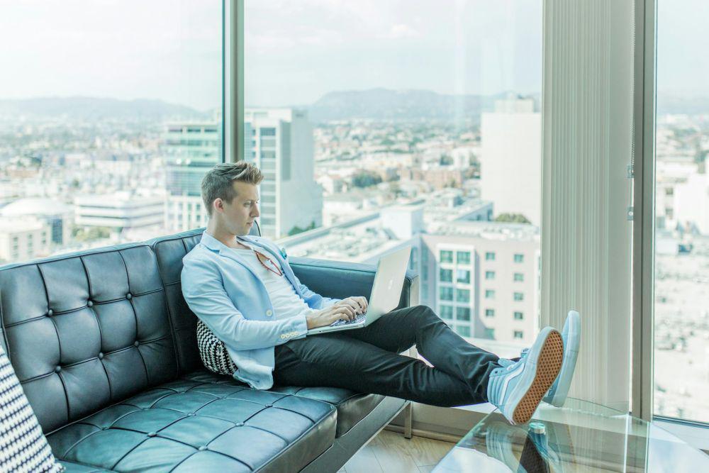 5 Tips Padu Padan Jas dan Sneakers, Tampil Stylish dan Elegan!