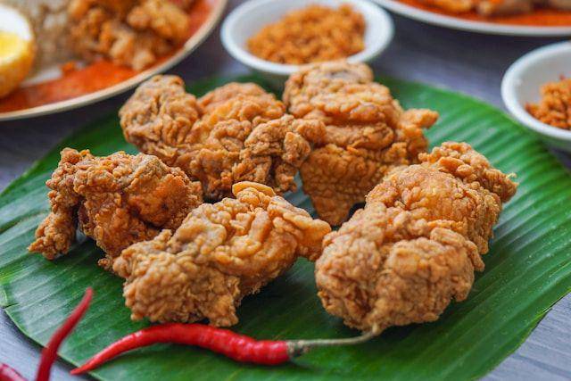 ilustrasi fried chicken sebagai makanan awalan huruf F (unsplash.com/Ke Vin)