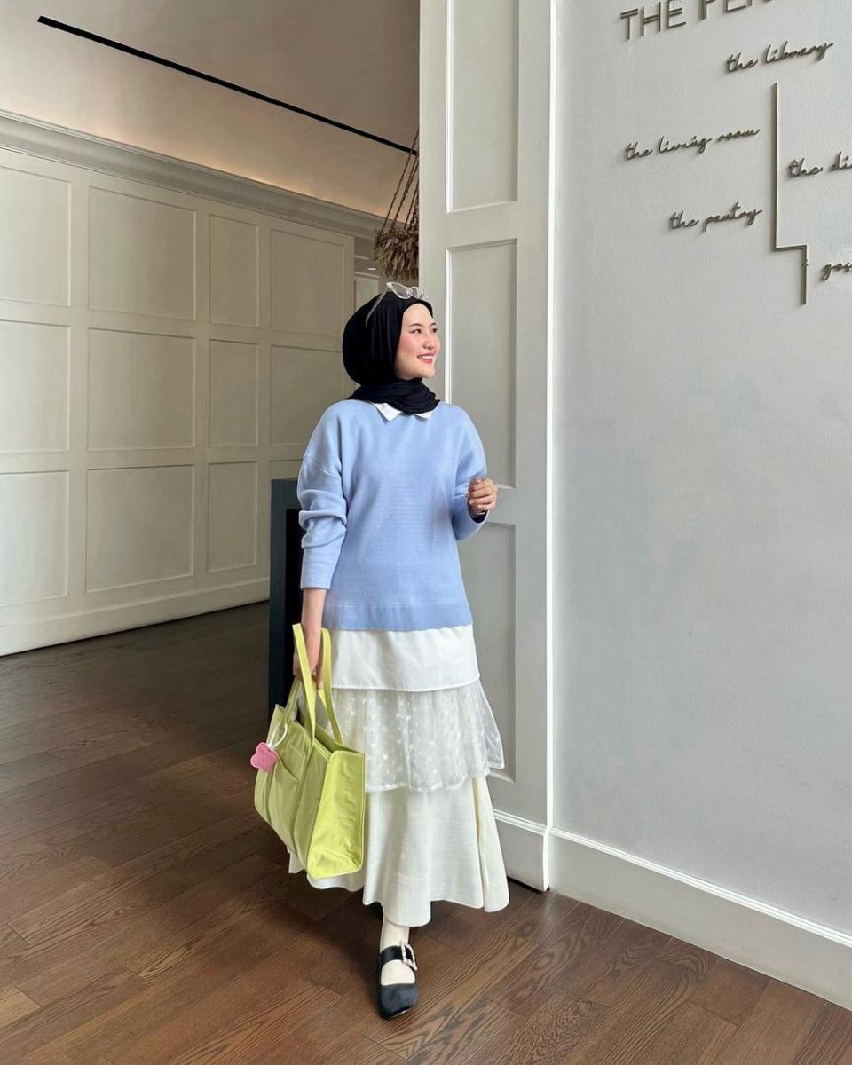 ide kreasi effortless outfit untuk hijab ala influencer (instagram.com/intanghazll_)