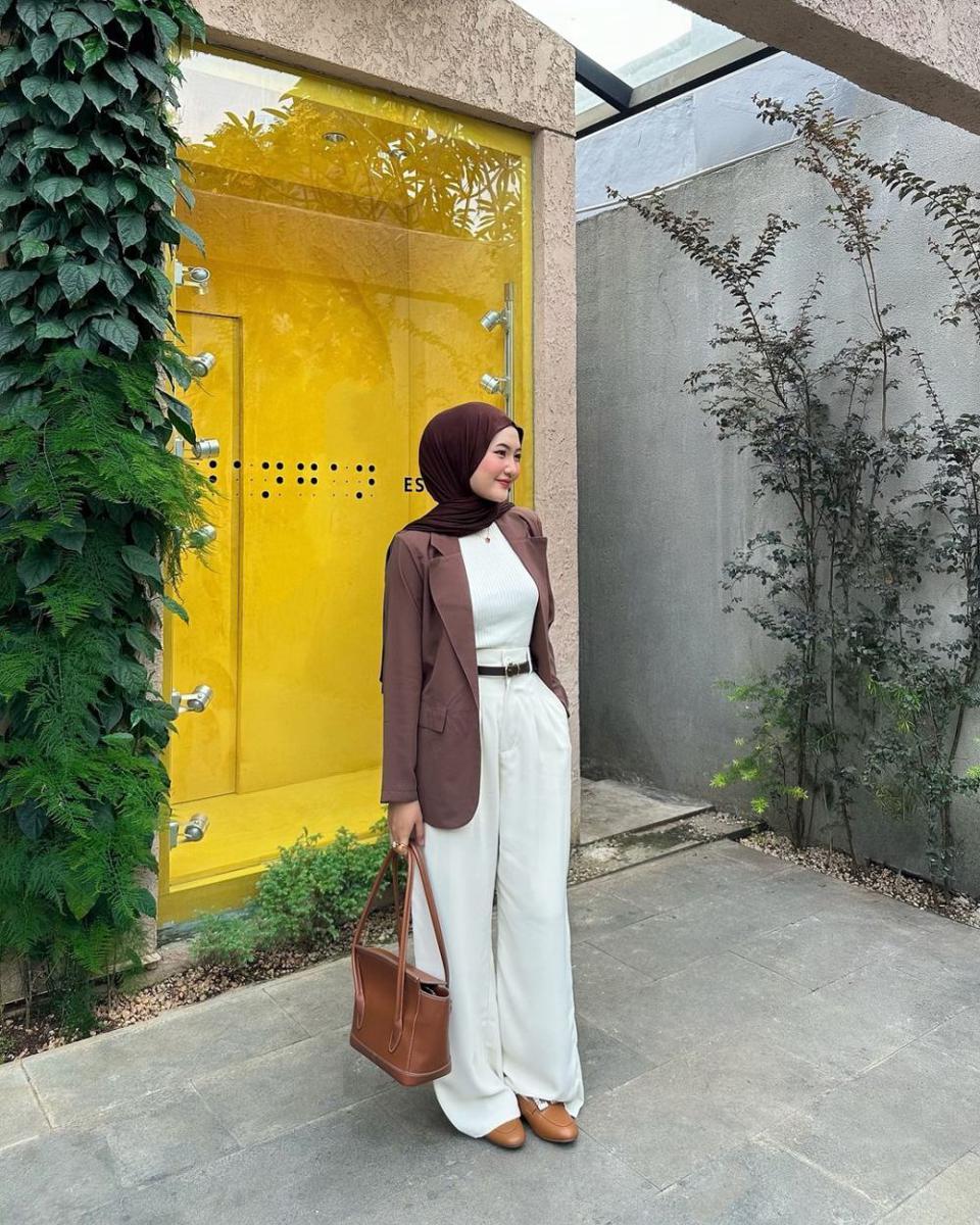 inspirasi effortless outfit hijab di bulan September (instagram.com/intanghazll_)
