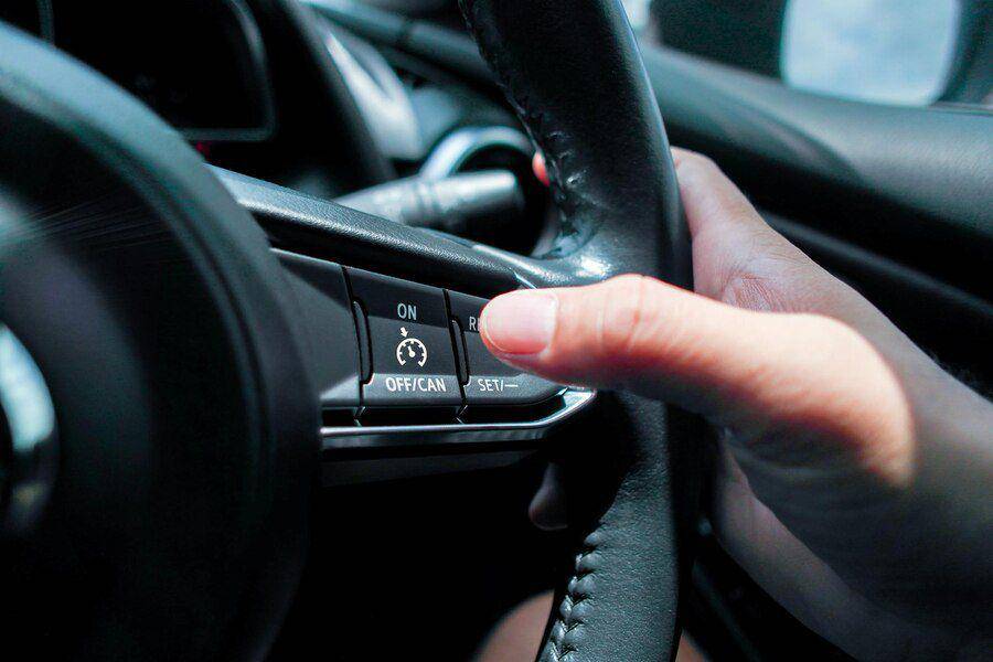 ilustrasi memencet tombol cruise control (freepik.com/blkstudio)