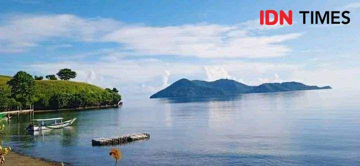 Foto keindahan pantai Labu Barat di Desa Nangamiro Kecamatan Pekat Kabupaten Dompu (IDN Times /Juliadin)