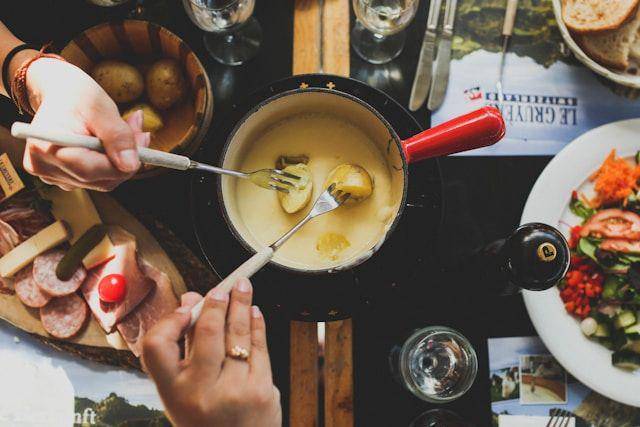 ilustrasi fondue (unsplash.com/angela pham)