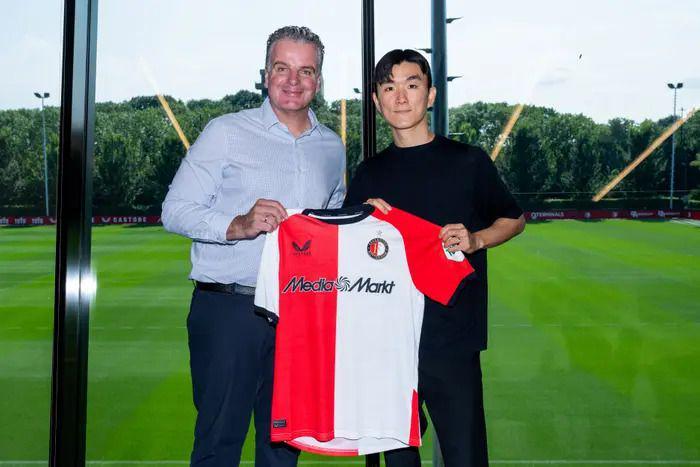 Hwang In Beom (kanan) (feyenoord.com)