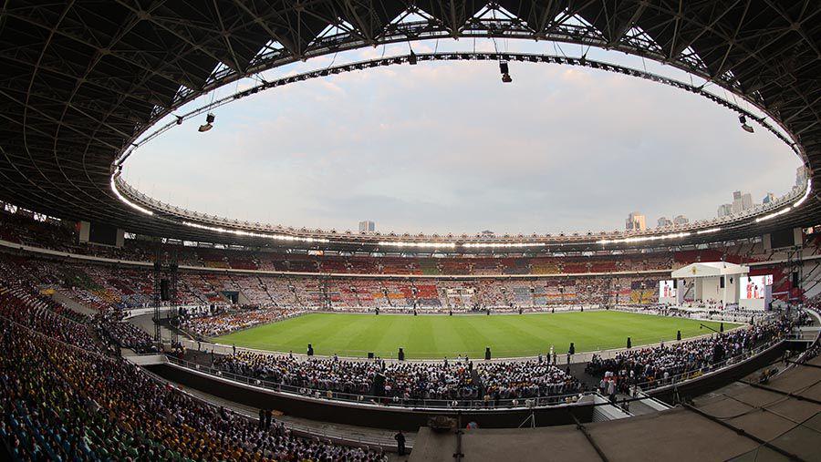 Penuh Haru, Cerita Umat Katolik yang Ikut Misa Agung di GBK