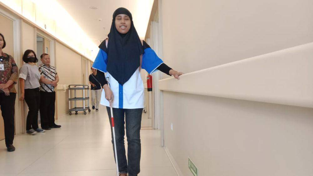 Seorang perempuan tuna grahita saat berjalan memakai alat bantu dinding khusus di RS Panti Wilasa Citarum Semarang. (IDN Times/Fariz Fardianto)