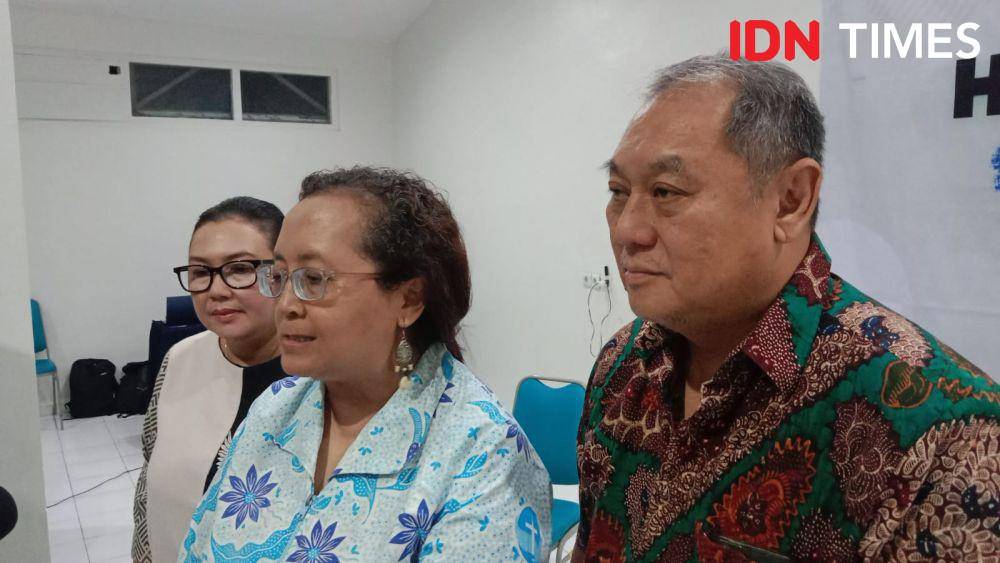 Direktur PKMK YAKKUM, Arshinta MPU bersama Dirut RS Panti Wilasa Citarum Semarang Kriswidiati dan dr Daniel dari PERSI Jateng. (IDN Times/Fariz Fardianto)
